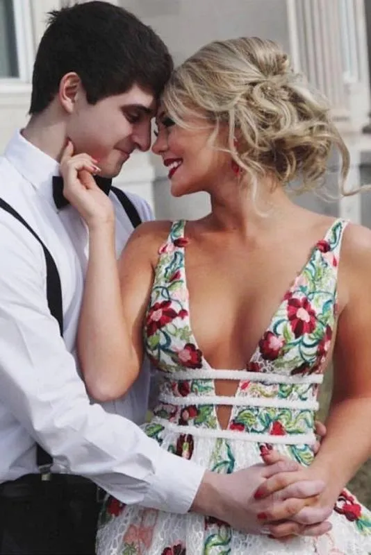 A Line V Neck Ivory Lace Prom Dresses with Flowers , Long Sleeveless Party Dresses with Appliques UQP0003