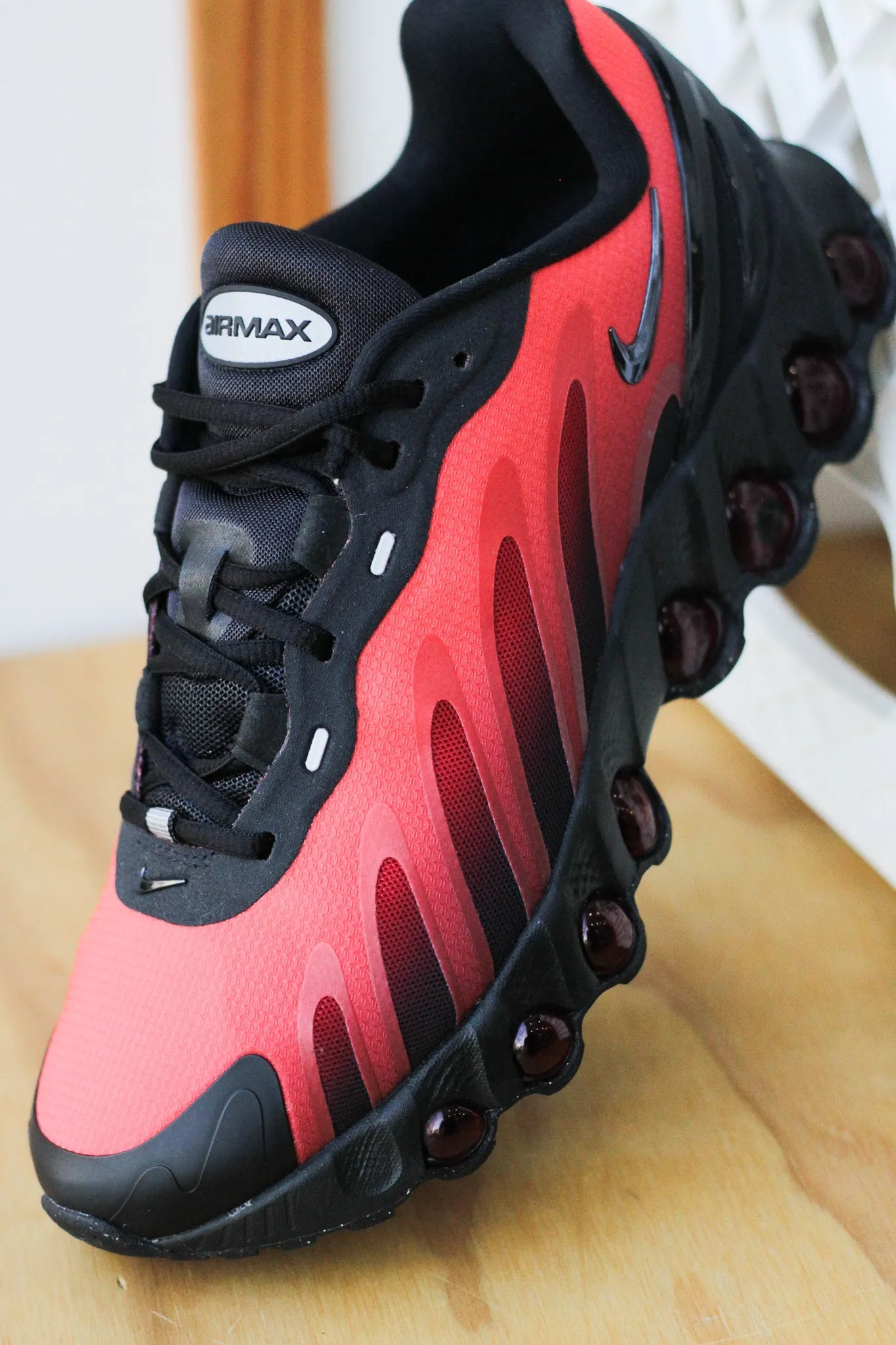 NIKE AIR MAX DN8 "BLACK/BLACK-GYM RED-BRIGHT CRIMSON"