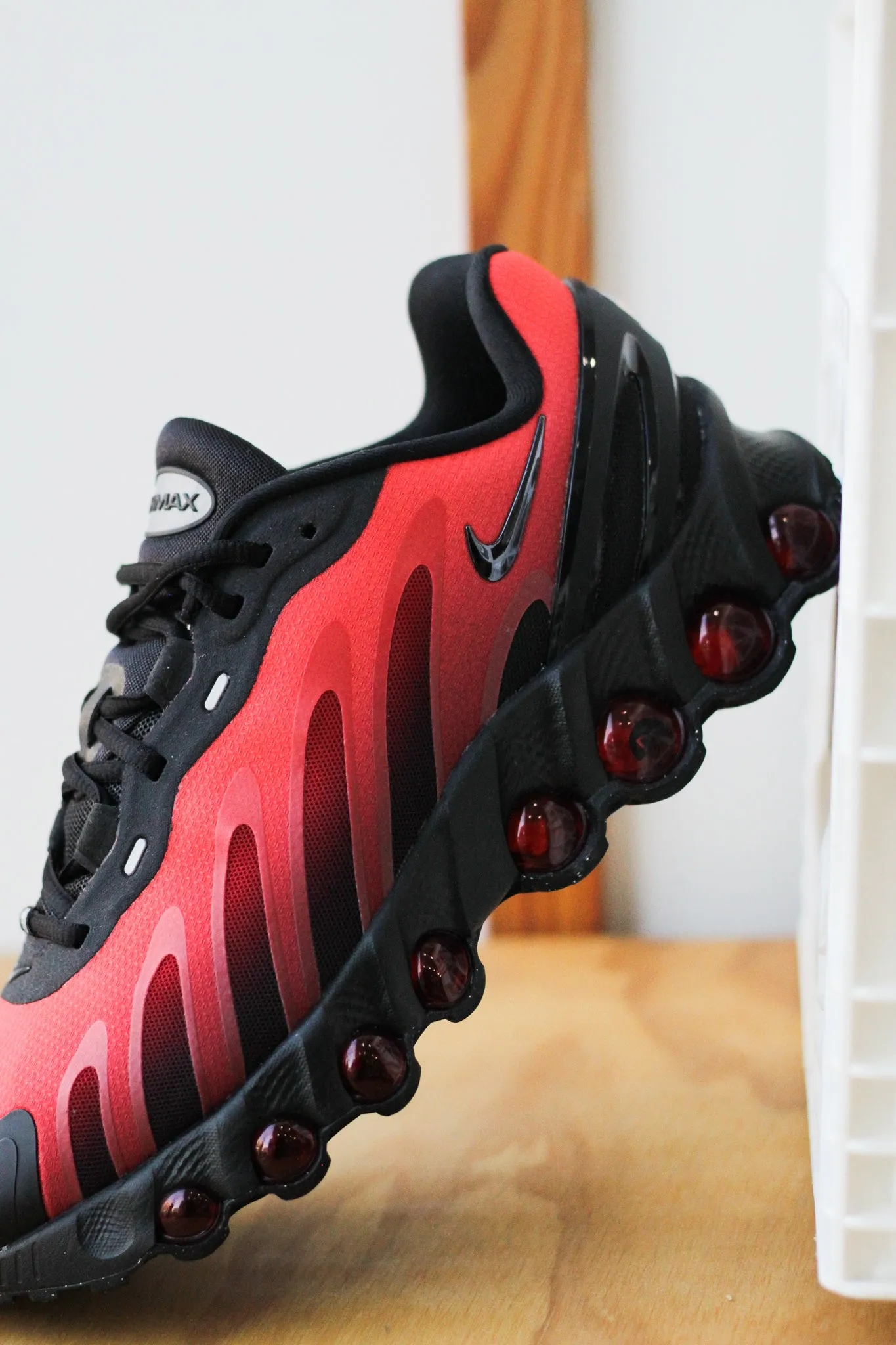 NIKE AIR MAX DN8 "BLACK/BLACK-GYM RED-BRIGHT CRIMSON"