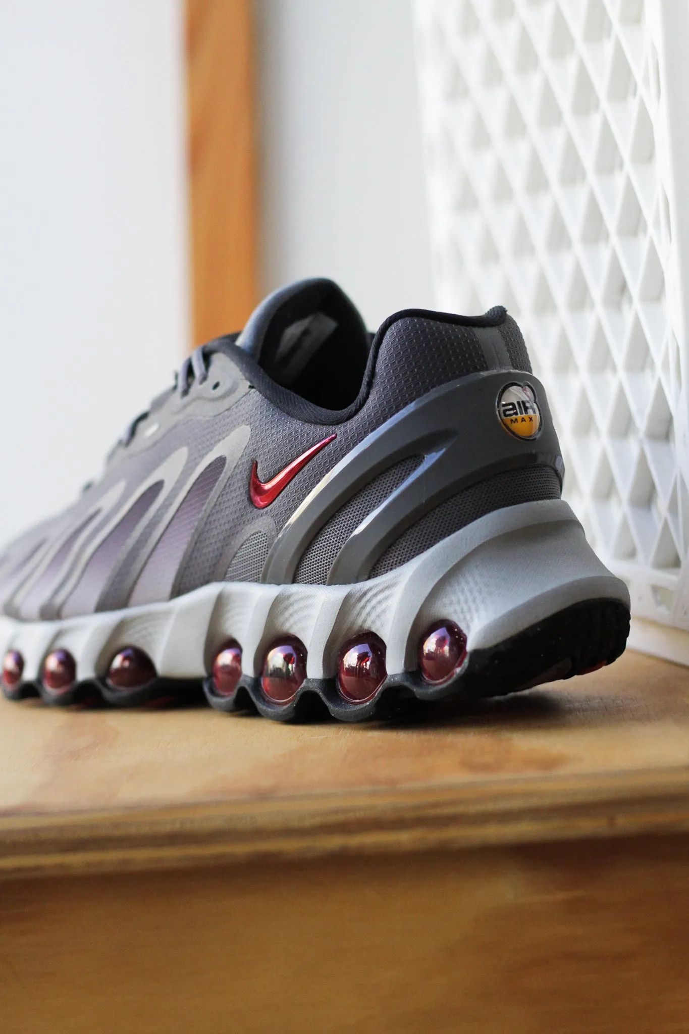NIKE AIR MAX DN8 "IRON GREY/BRIGHT CRIMSON-WOLF GREY-BLACK"